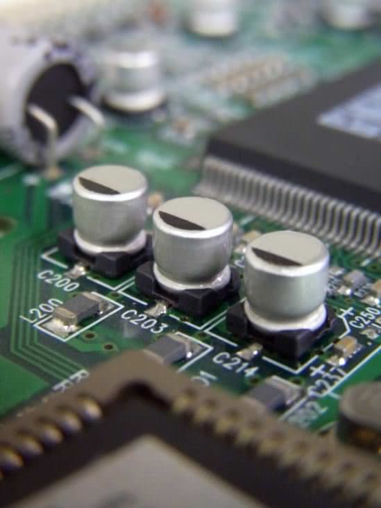 さまざまな電子機器の中で、湖北工業のアルミ電解コンデンサ用リード端子が活躍しています。