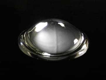 石英ガラス製非球面レンズ。湖北工業のスラリーキャスト法を用いて作成されたSSG（スラリーキャスト石英ガラス, Slurry cast Silica Glass）。Semicon Japan 2025出展予定製品。