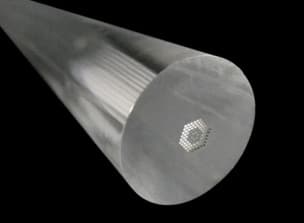 石英ガラス製フォトニック結晶ファイバクラッドプリフォーム。湖北工業のスラリーキャスト法を用いて作成されたSSG（スラリーキャスト石英ガラス, Slurry cast Silica Glass）。Semicon Japan 2025出展予定製品。