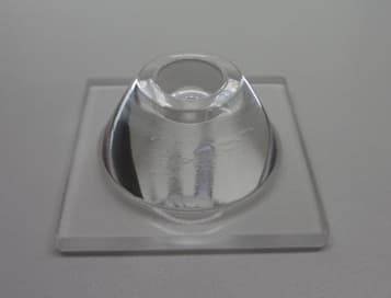 石英ガラス製TIRレンズ。湖北工業のスラリーキャスト法を用いて作成されたSSG（スラリーキャスト石英ガラス, Slurry cast Silica Glass）。Semicon Japan 2025出展予定製品。