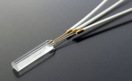 Polarization Maintaing Optical Fiber Assembled with Capillary and Metalized Fiber